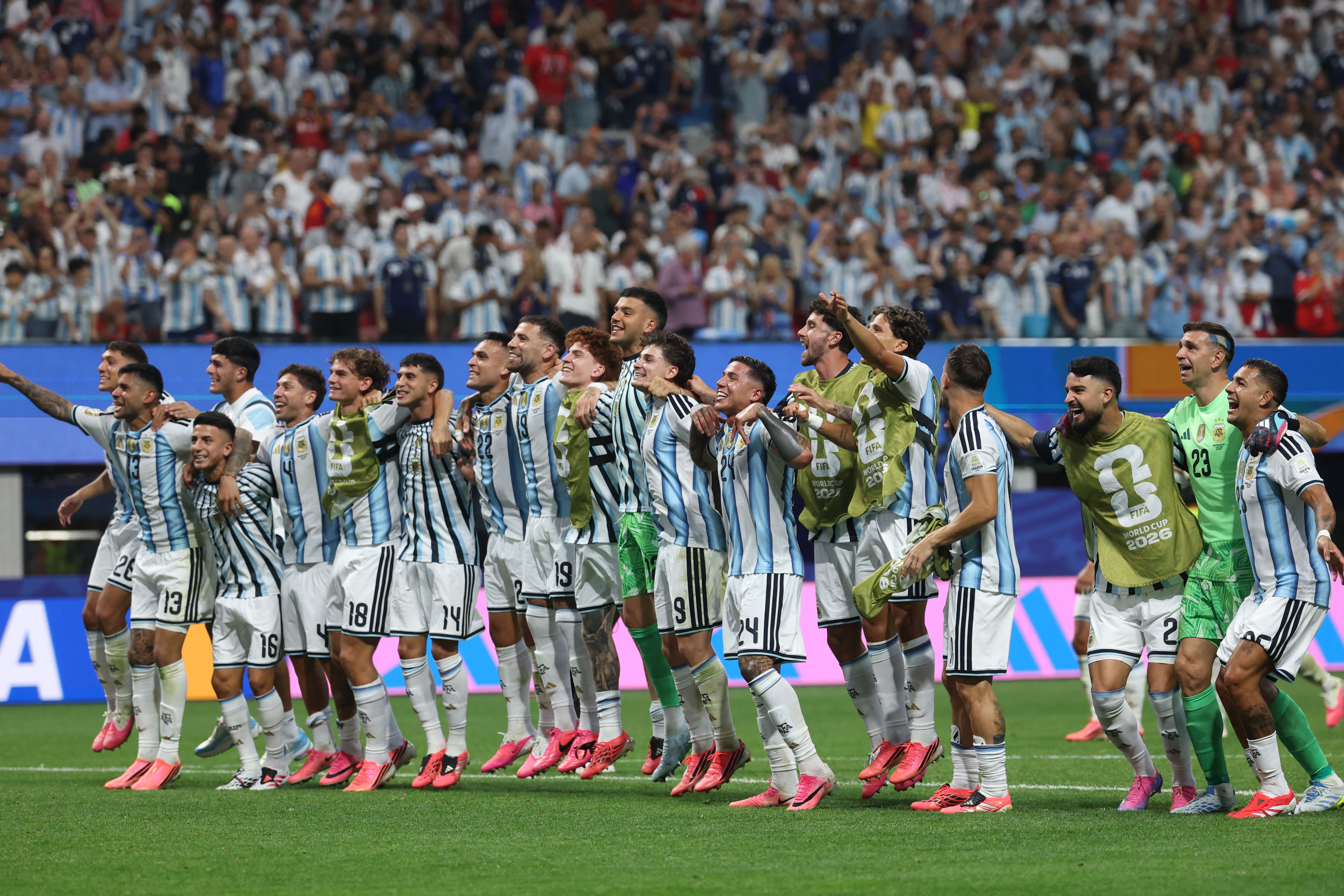 Argentina avanzó a los Cuartos de Final y Messi volvió a romper récords