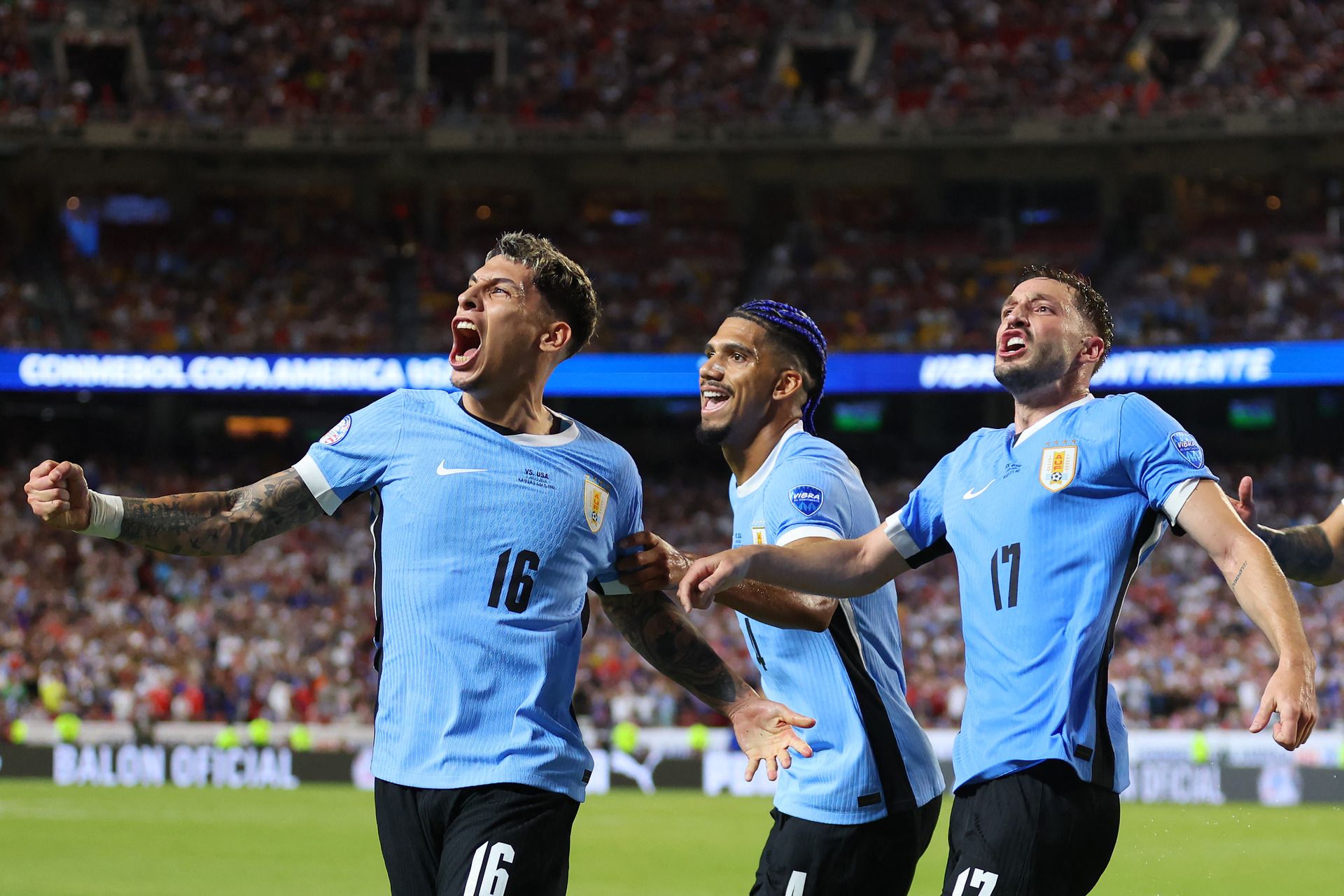 Uruguay gana su tercer partido consecutivo y clasifica primero en el Grupo C