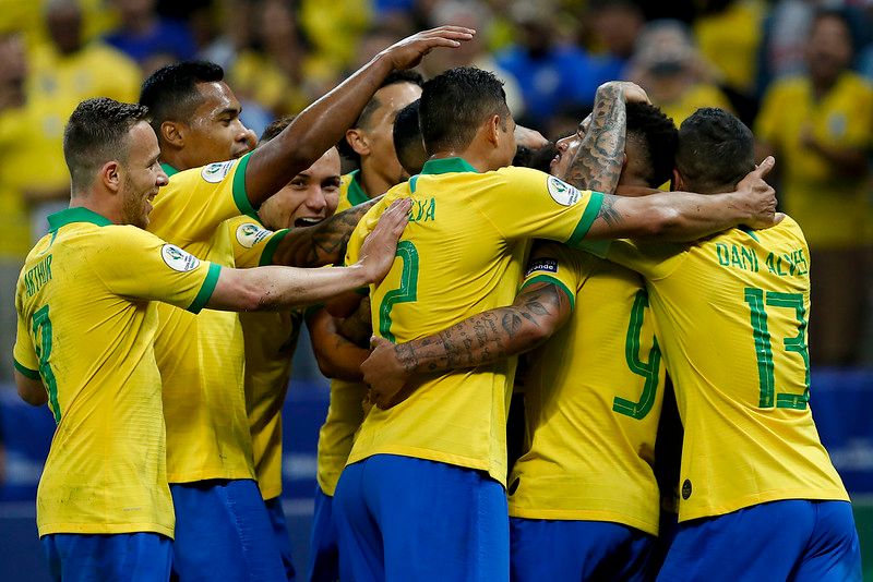 Brasil goleó y avanzó a cuartos de final; Perú, a esperar