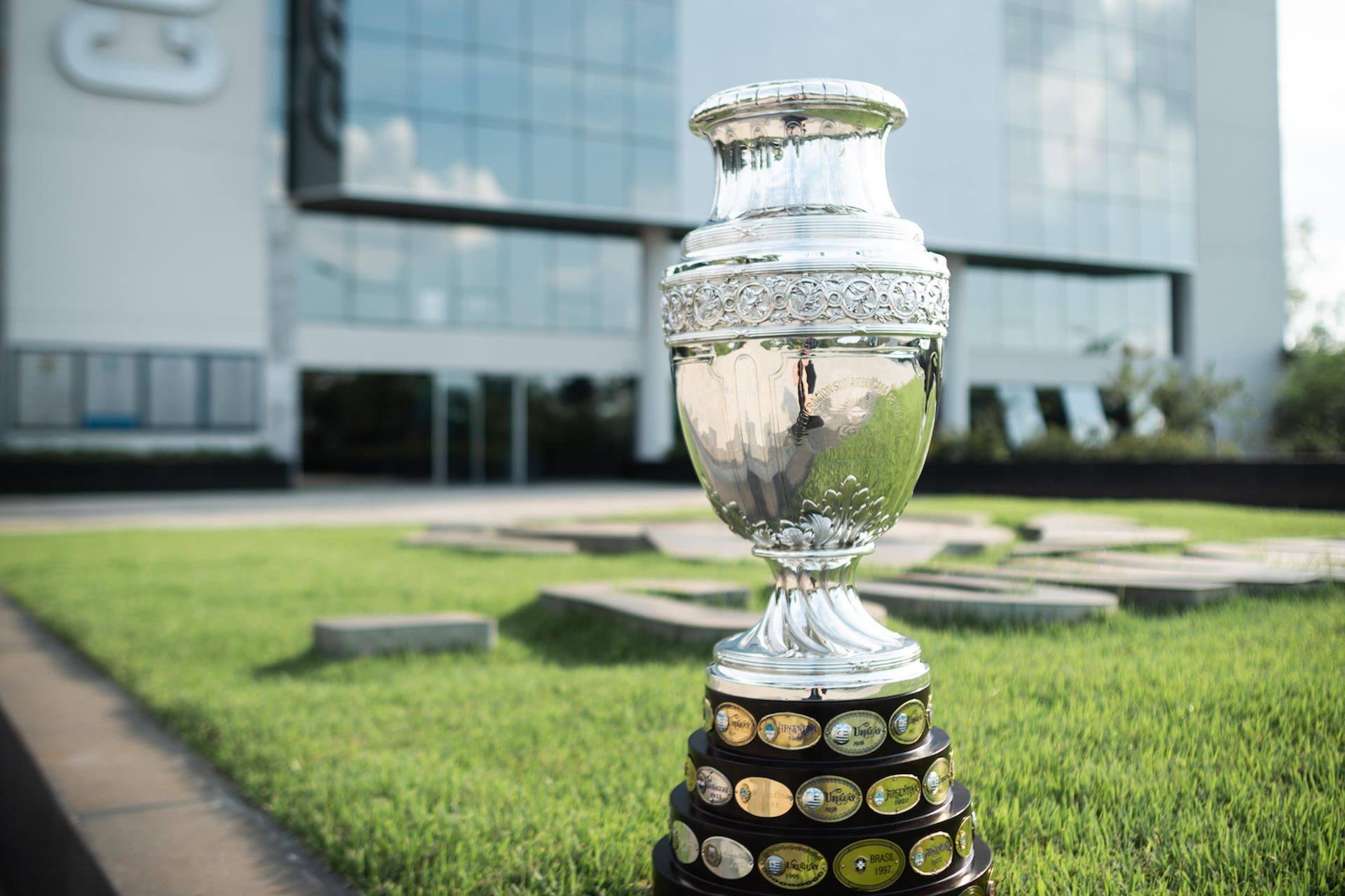 Todas las ediciones de la CONMEBOL Copa América™: campeones, países anfitriones y grandes figuras