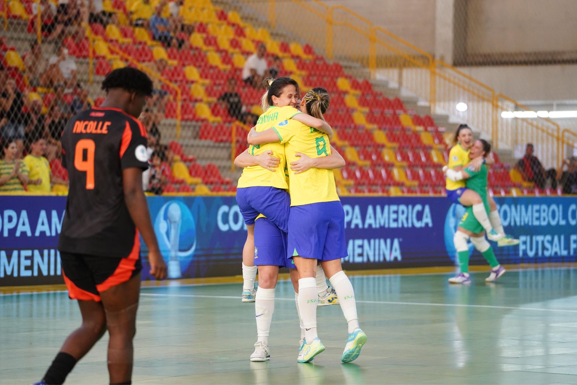 Brasil goleó a Colombia y definirá el título con Argentina