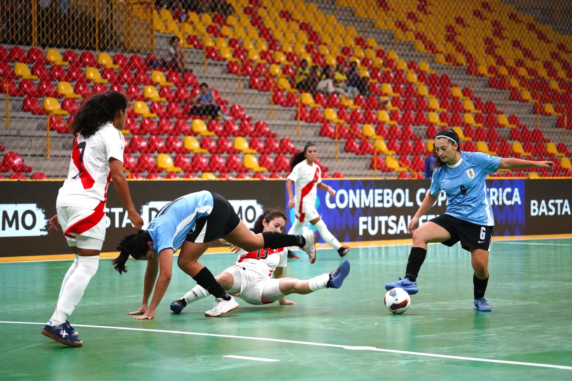 Uruguay golpeó rápido y debutó con un triunfo ante Perú